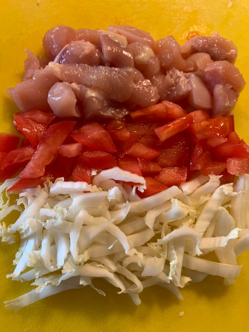 Пышный омлет с цветной капустой, курицей и помидорами на сковороде