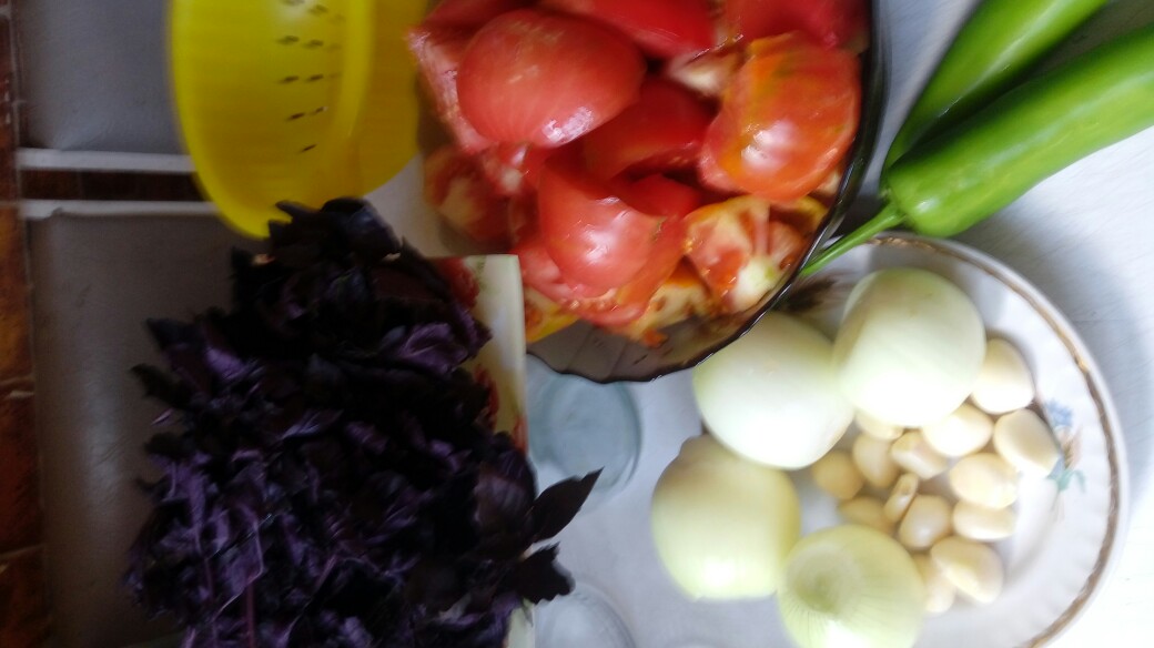 Запеченная говядина с помидорами, чесноком и базиликом