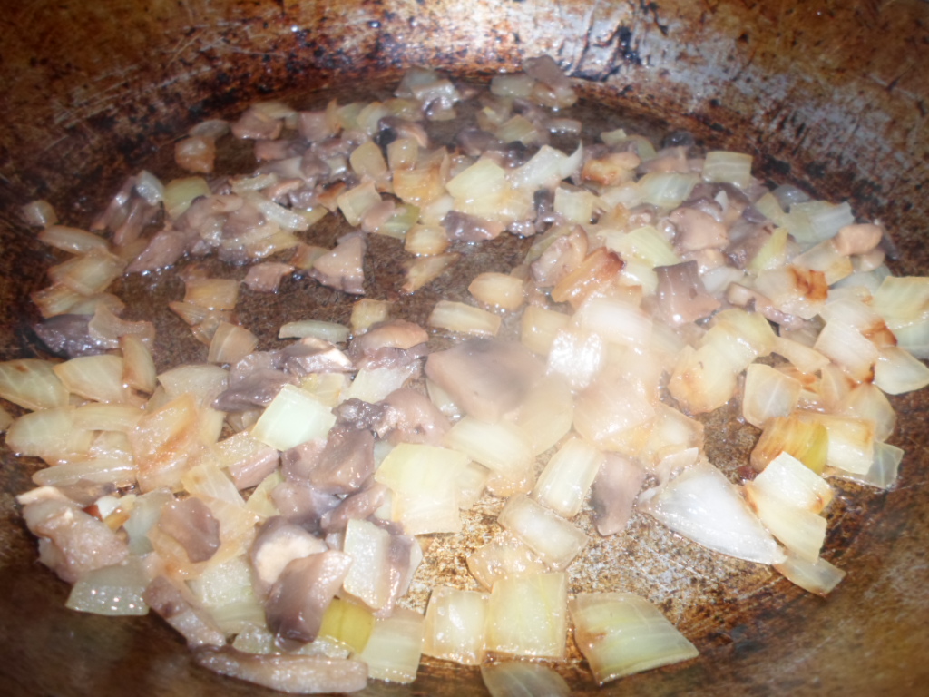 Говядина тушёная с луком и грибами рецепт с фото пошаговый от Наталья  Перфильева (Щеглова) - Овкусе.ру