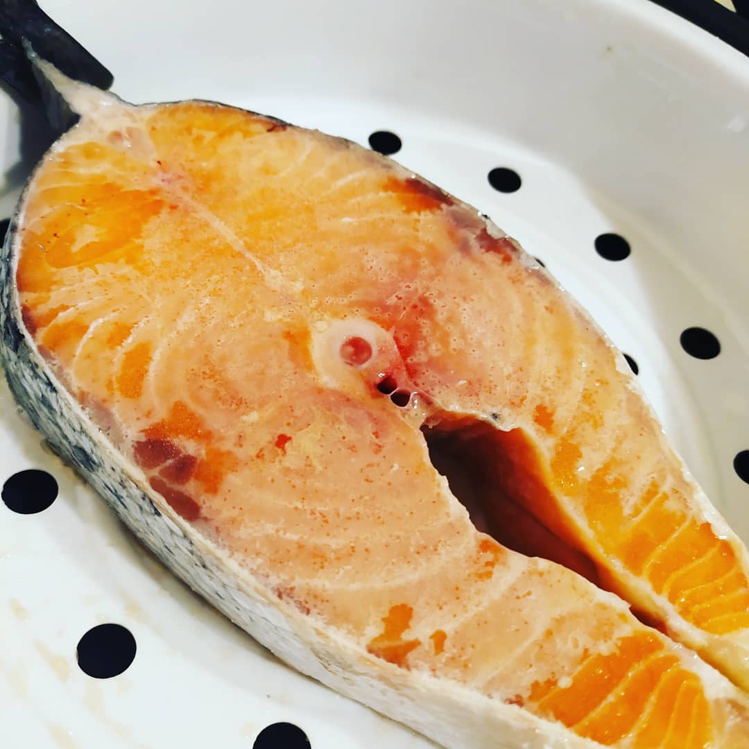 Филе лосося в соусе бешамель с апельсиновой цедрой и зеленым луком