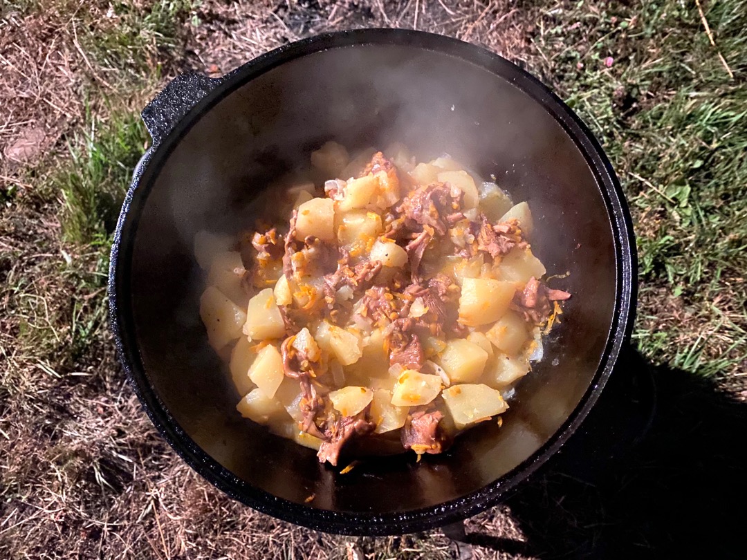 Картошка с солеными лисичками в казане