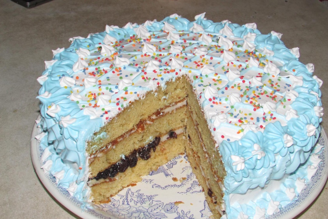Маковый торт с сметанно-карамельный кремом и курагой и черносливом