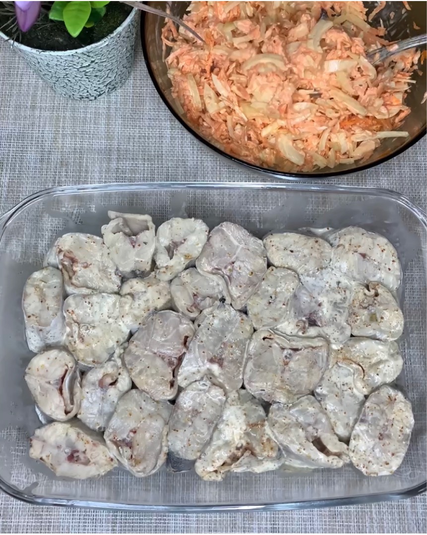 Минтай запечённый с луком и морковью