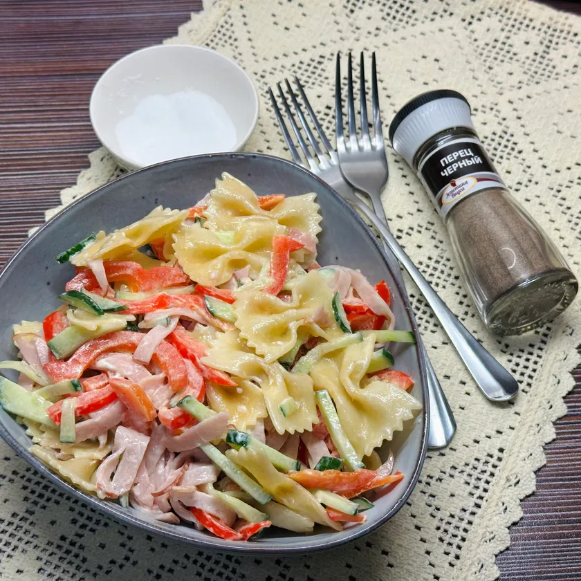 Теплый салат с макаронами и карбонадом