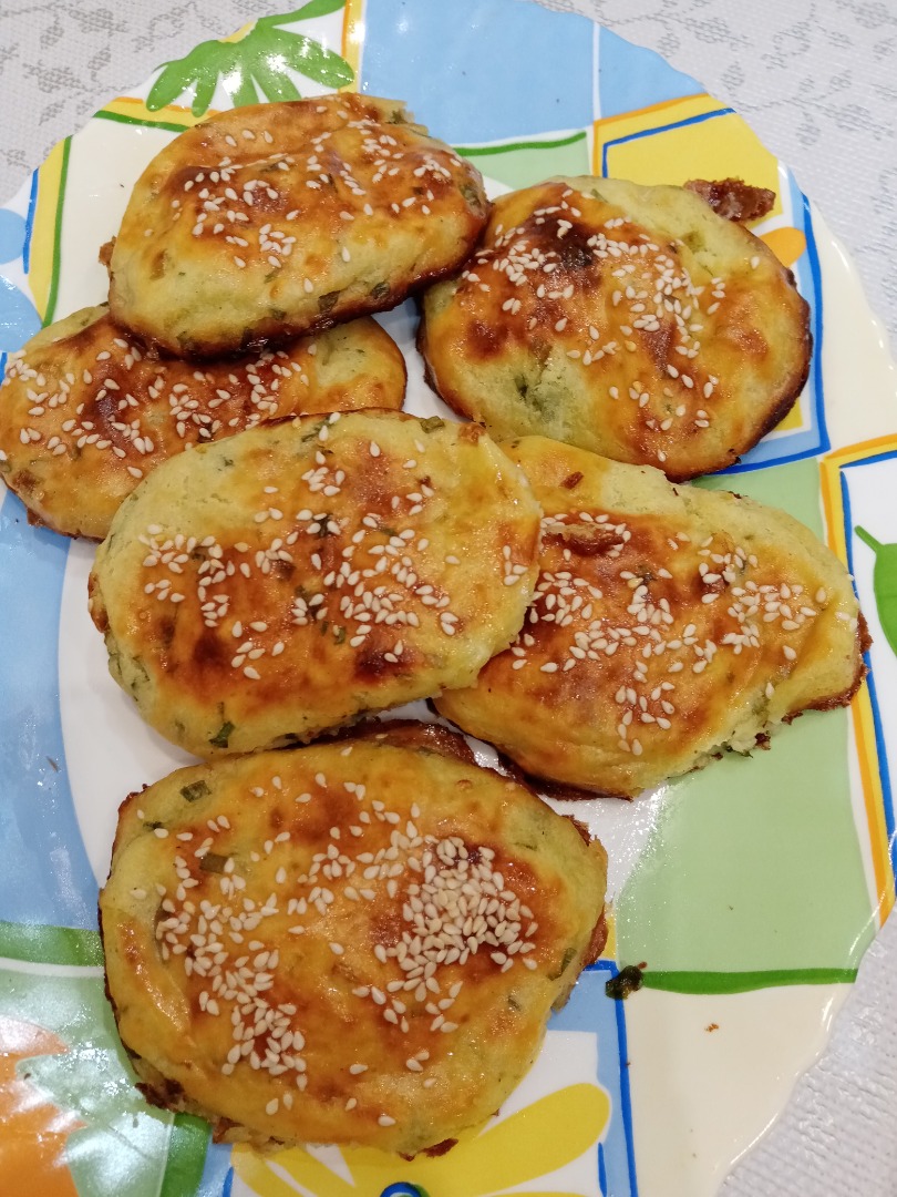 Жареные пирожки с зеленым луком и яйцом