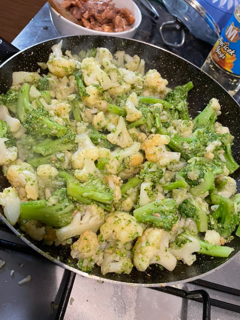 Курица со сметаной, брокколи и цветной капустой в духовке простой рецепт пошаговый