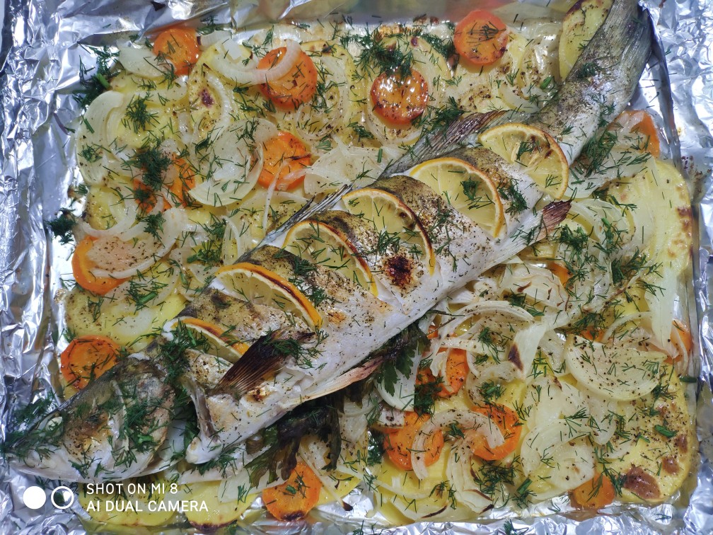 Рыба с картофелем, запеченные под сметаной и сливками