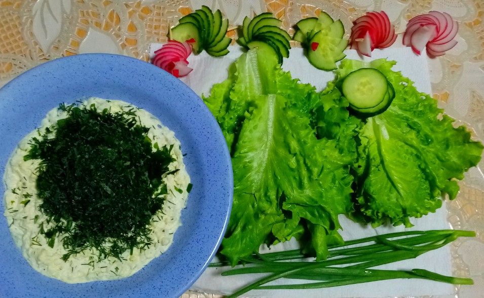 Творожная закуска на листьях салата