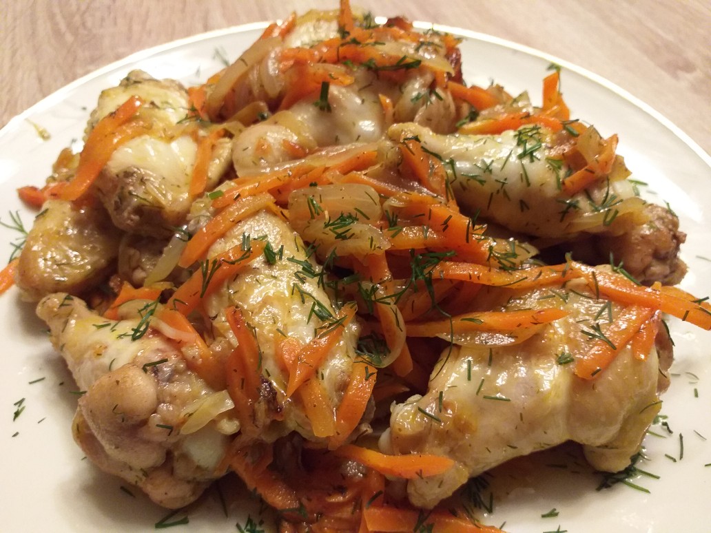 Тушеные куриные крылышки с картошкой в кастрюле - классический рецепт с фото