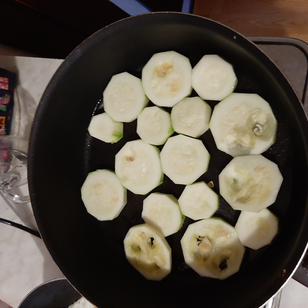 Жареные кабачки с чесноком под сыром