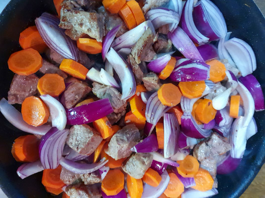 Свинина на сковороде с луком и морковью - рецепт с фото пошагово