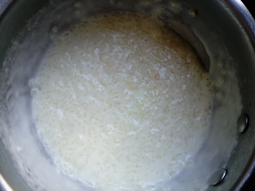 Рисовая каша на молоке в кастрюле - рецепты с тыквой, бананом, черносливом и сгущенкой