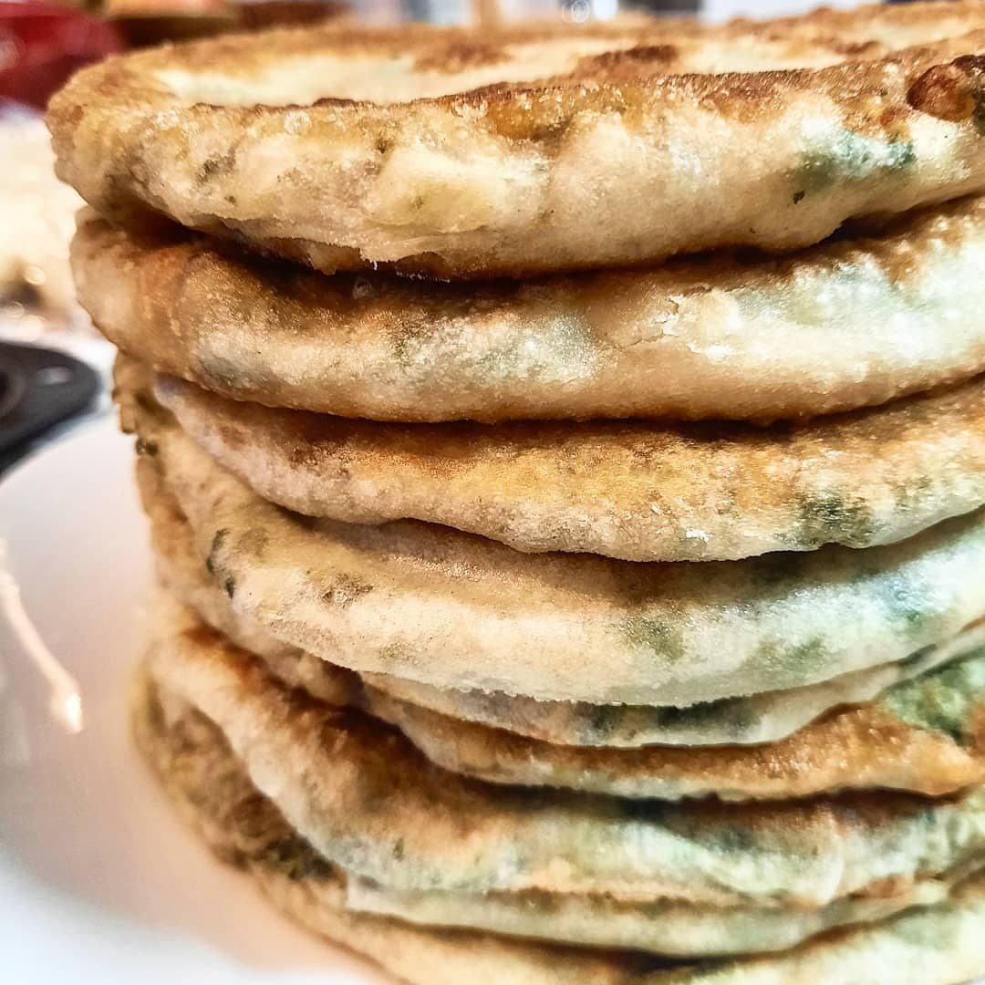 Лепешки на сковороде с папоротником и яйцом