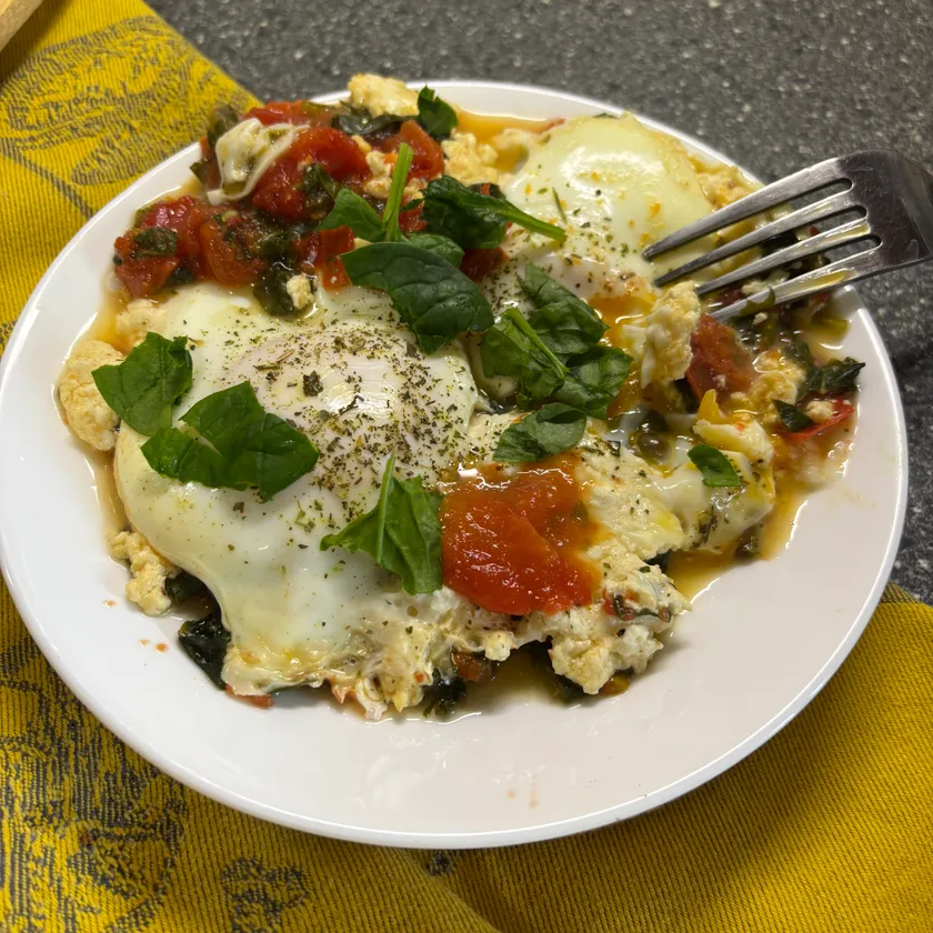 Яичница с помидором и шпинатом