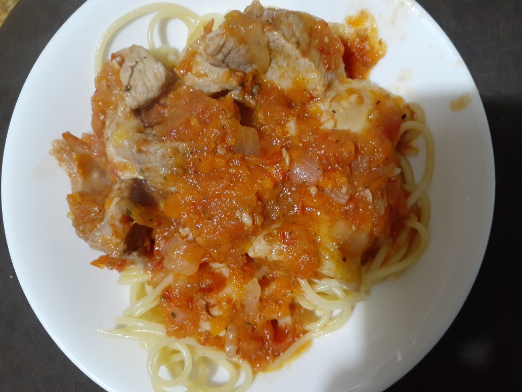 Спагетти со свининой в пряном соусе