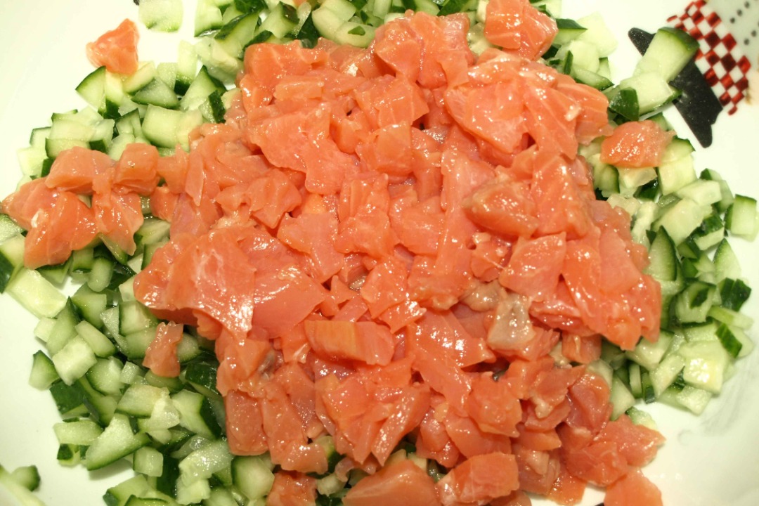 Салат со слабосоленой форелью, рукколой и картофелем