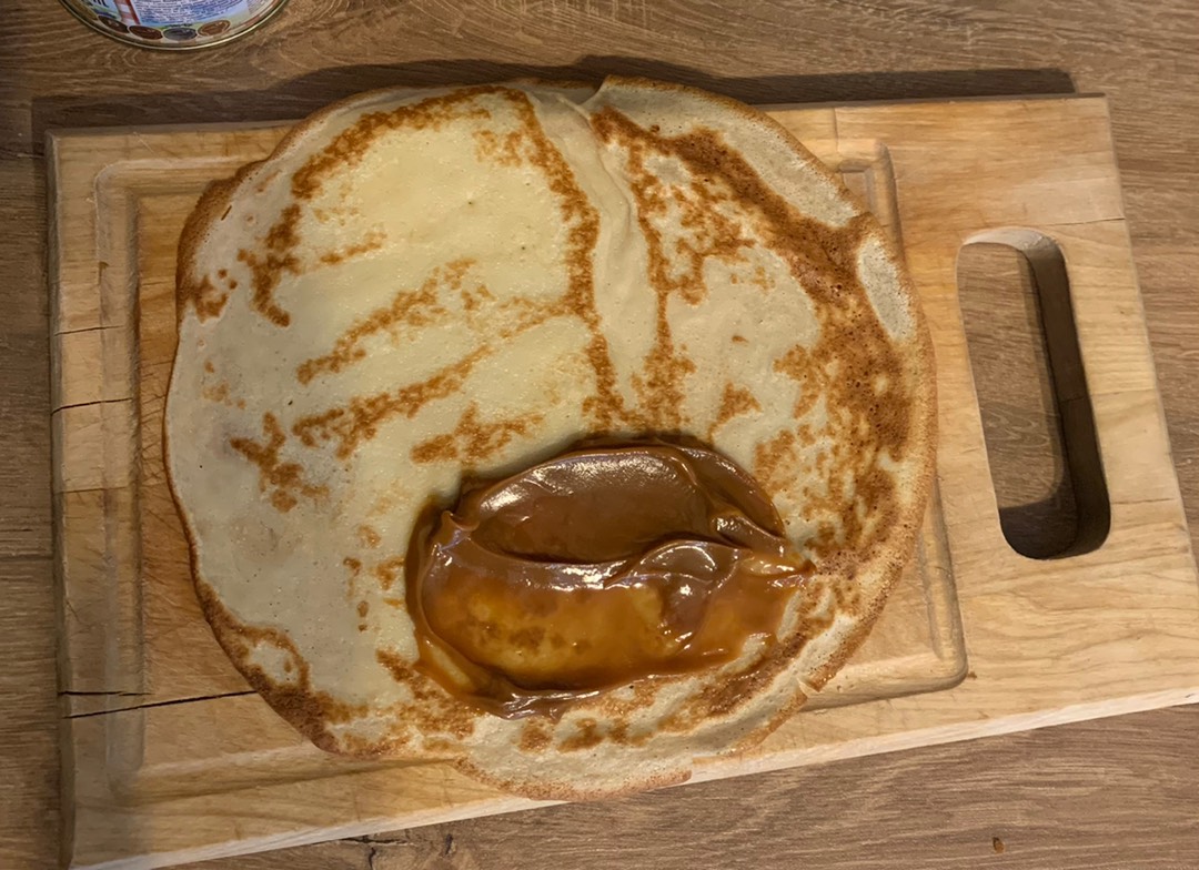 Блины с вареной сгущенкой и яблоком и изюмом