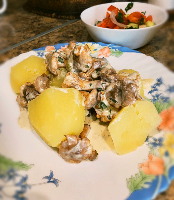 Лисички в сливках с картофелем и сыром, пошаговый рецепт на ккал, фото, ингредиенты - mizuko