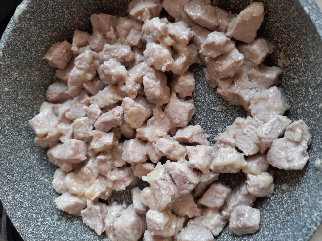 Гуляш из свинины с подливкой из сметаны на сковороде - рецепт приготовления с пошаговыми фото