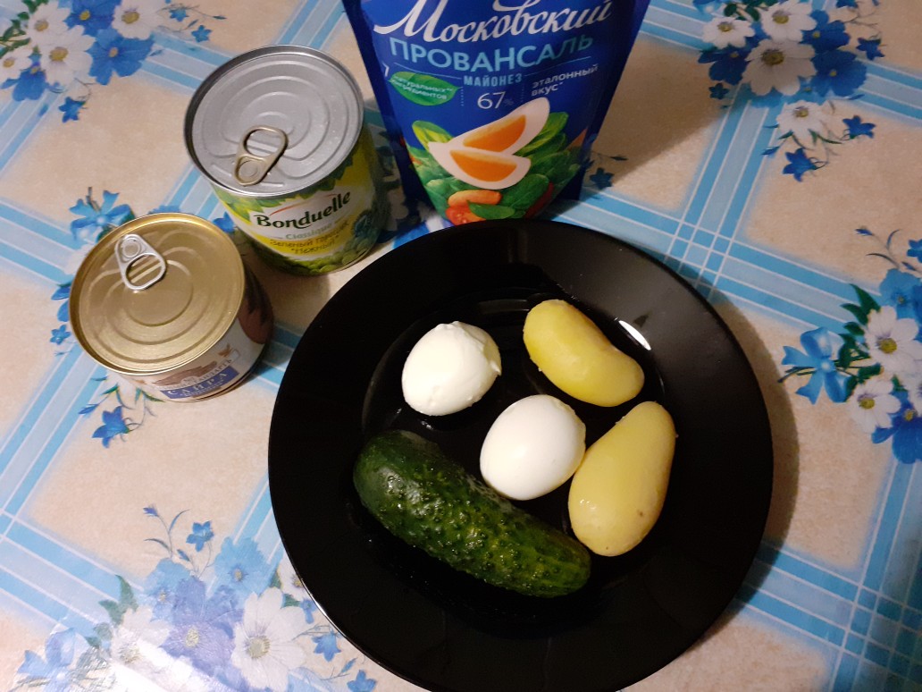 Салат с консервированной сайрой, огурцом и яйцом