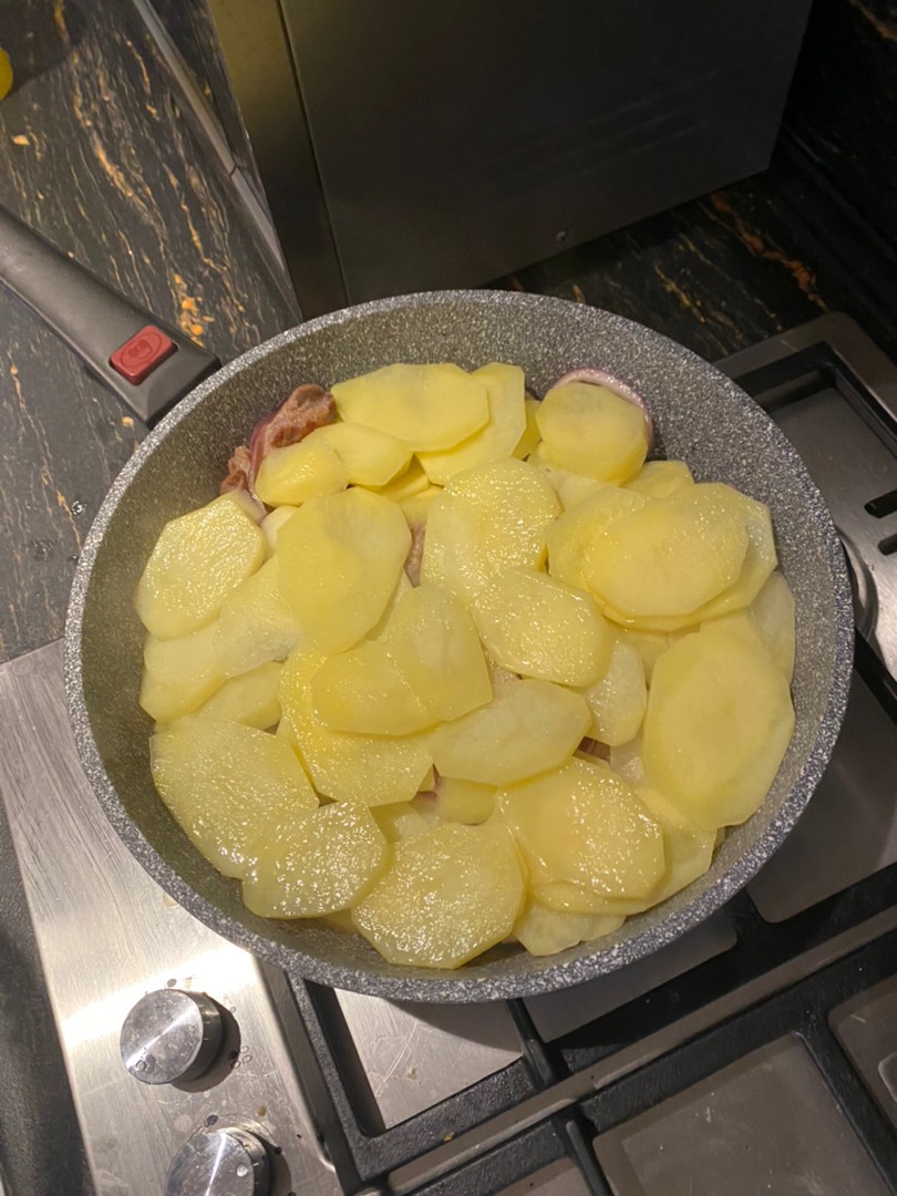 Жареное мясо с картошкой в мультиварке