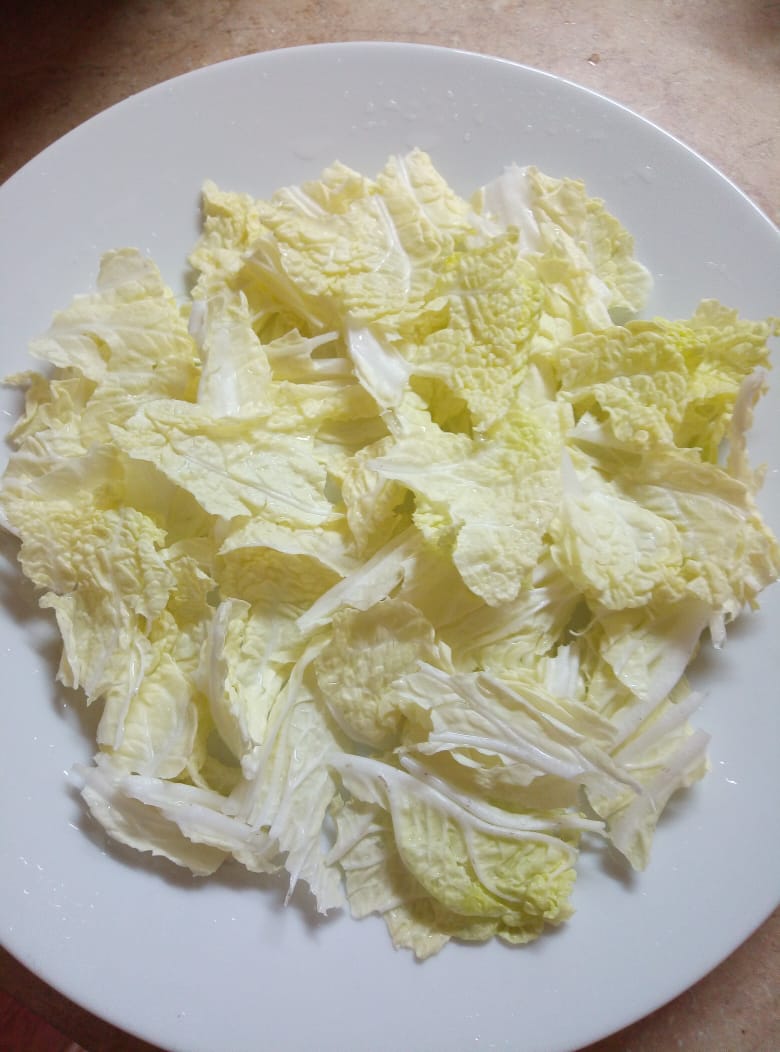 Салат с пекинской капустой и печенью трески: рецепт - Лайфхакер