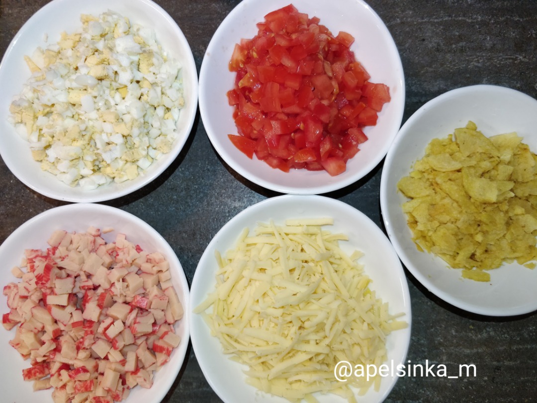 Салат с крабовыми палочками, помидорами и чипсами – пошаговый рецепт приготовления с фото
