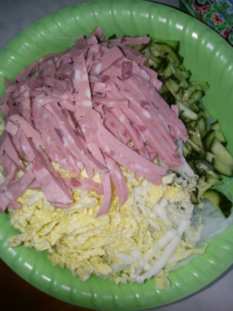Салат с фунчозой и колбасой (с огурцами) 🥗 - рецепт с фотографиями - Patee. Рецепты