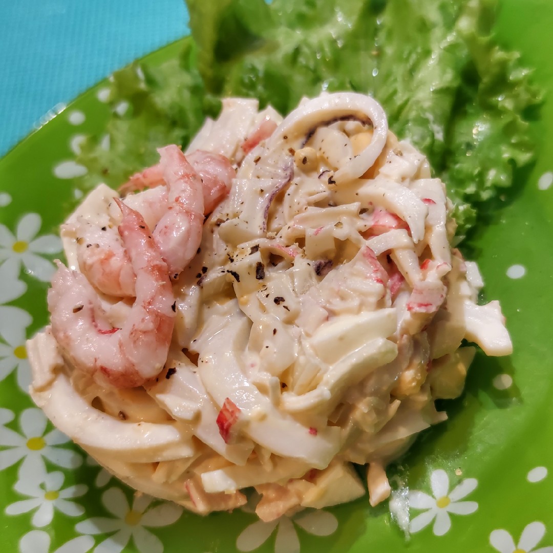Салат с кальмарами, креветками, крабовыми палочками и яйцами - рецепт с пошаговыми фото