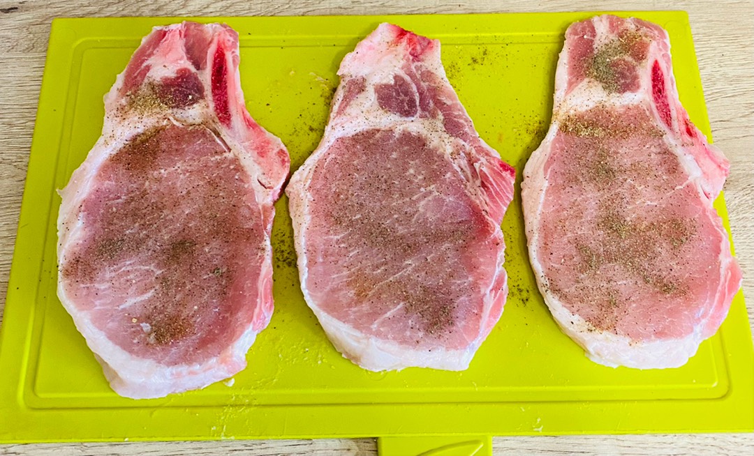 ≡ Вызов классике: стейк из свинины ᐈ статья от Мястории