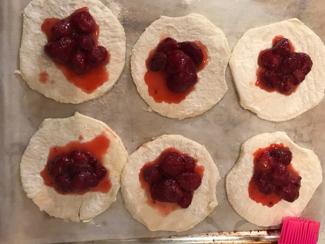 Слойки с замороженными ягодами (из готового слоеного теста) — рецепт с фото пошагово