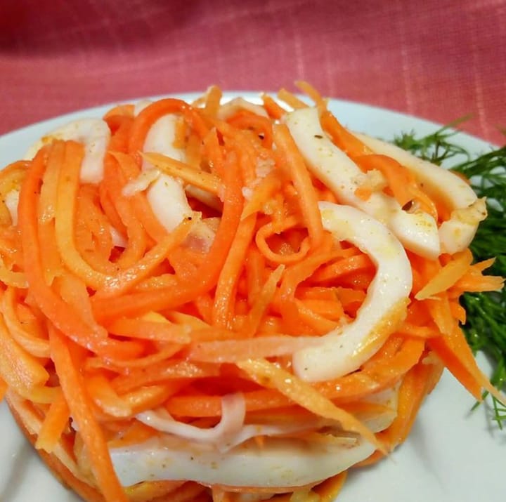Азиатские закуски: морковь по-корейски и салат с кальмарами