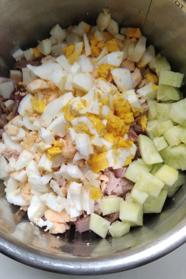 Салат с копчёной курицей, огурцом, зелёным горошком и яйцами — рецепты | Дзен