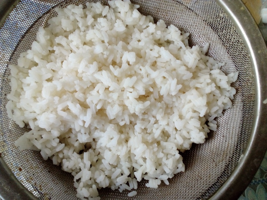 Салат «Мимоза» с рисом и свежей зеленью