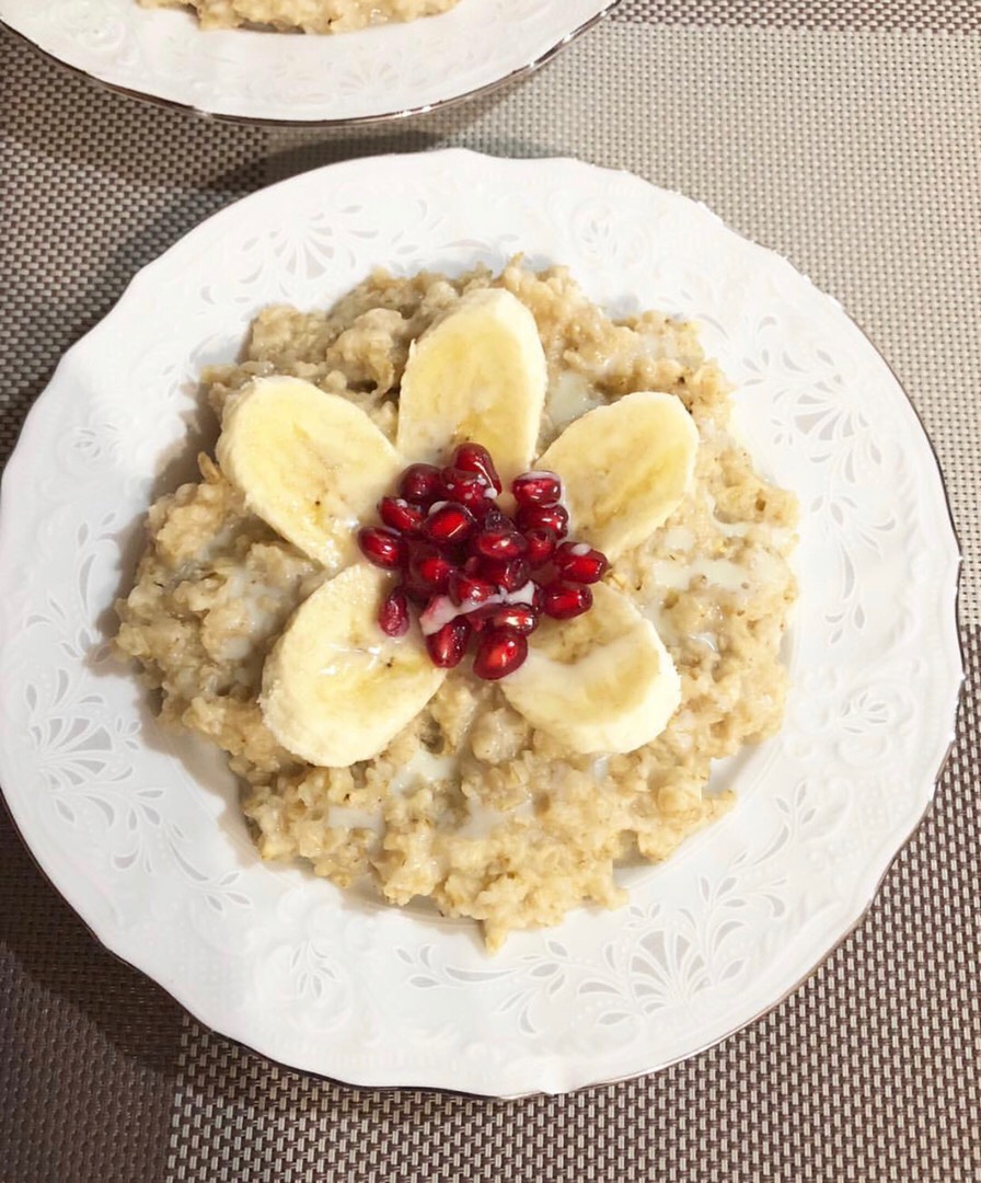 Овсяная каша 🥣с бананом и зёрнами граната.😋😋