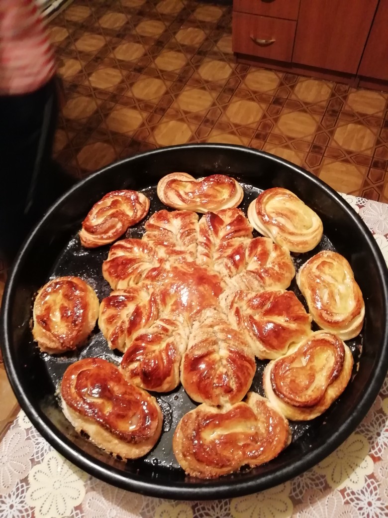 Булочки и печеные палочки с орехами и сахаром