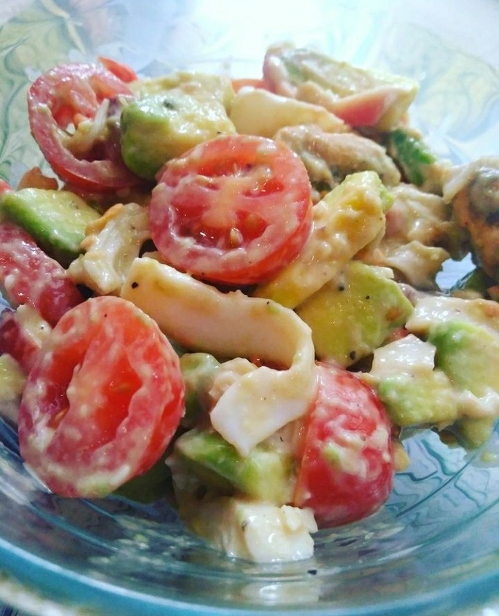 Салат с морским коктейлем, авокадо и зеленью