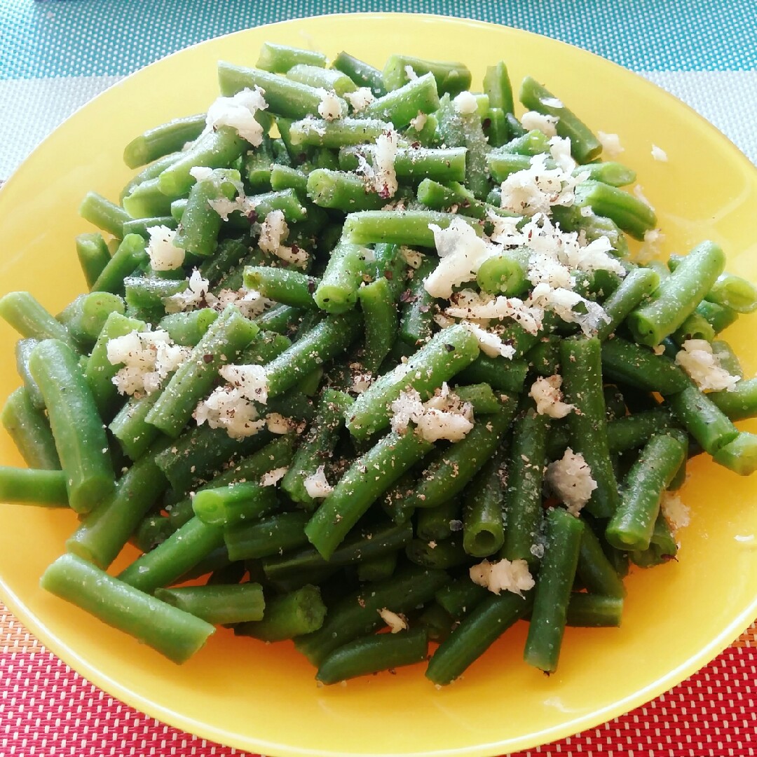 Жареная стручковая фасоль с чесноком и перцем