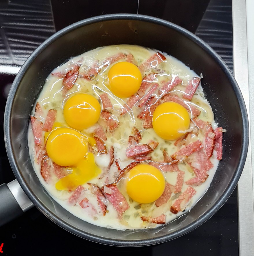 Яичница с колбасой и помидорами в перце на сковороде