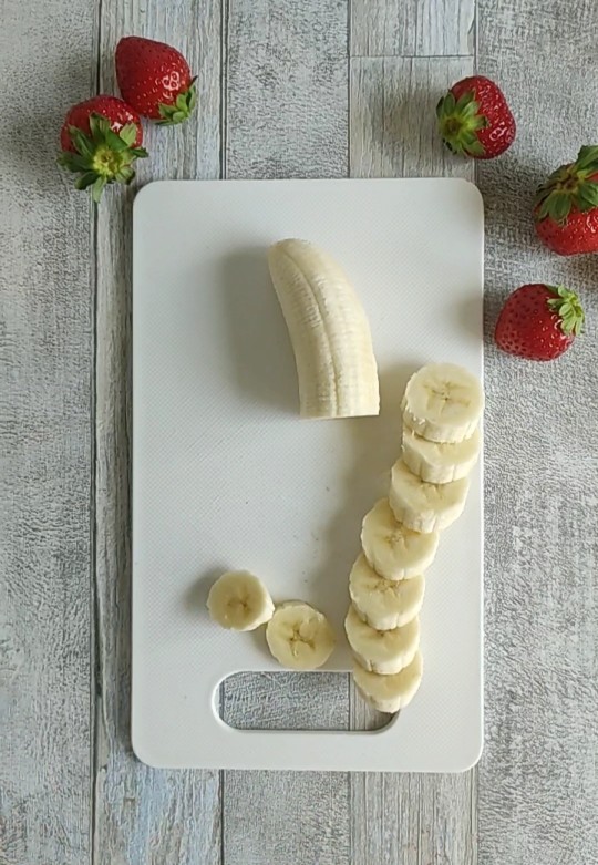«Милая обезьянка играет с бананом» — создано в Шедевруме