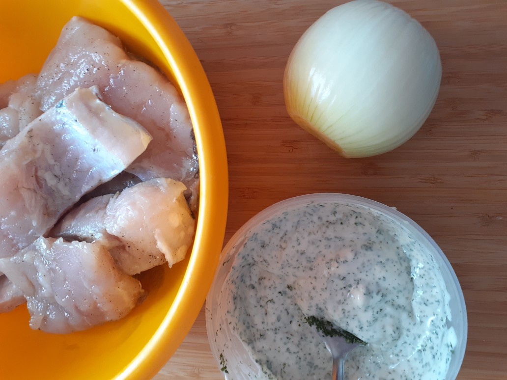 Рецепт: Толстолобик запеченный с луком и картофелем | в духовке