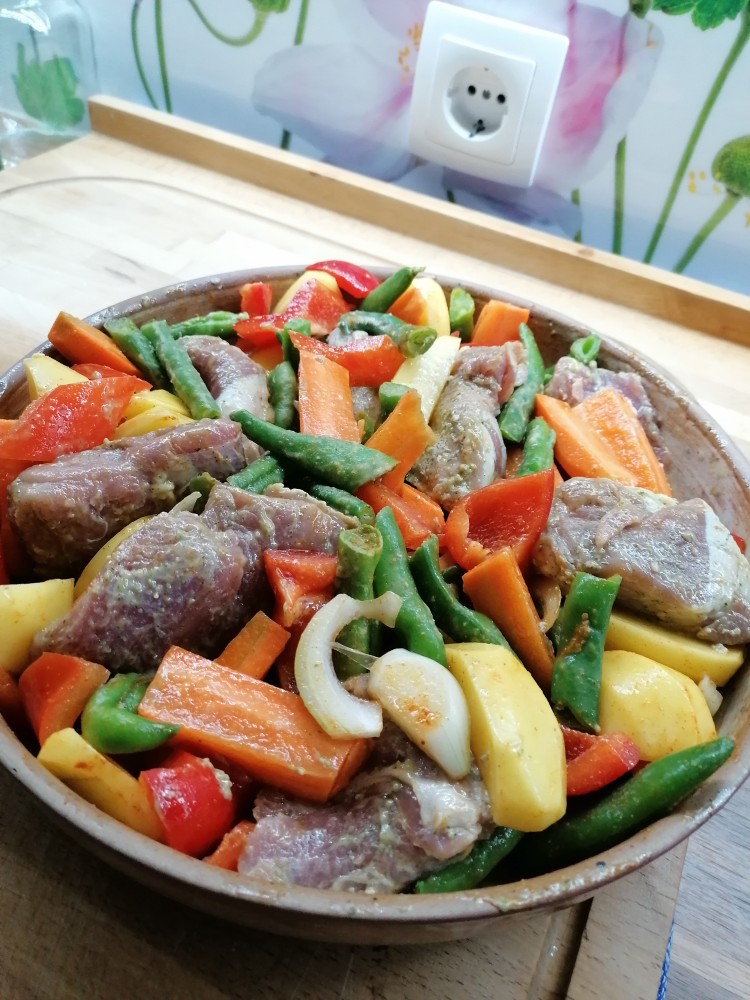 Свинина, запеченная с овощами в духовке