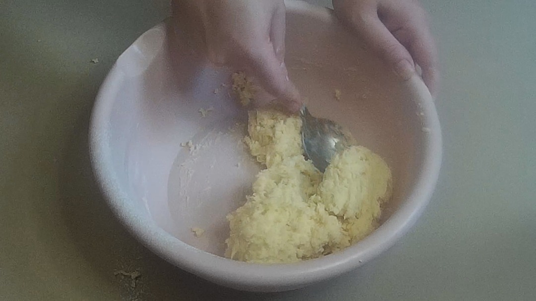 Рецепт сырных шариков со сметанным соусом