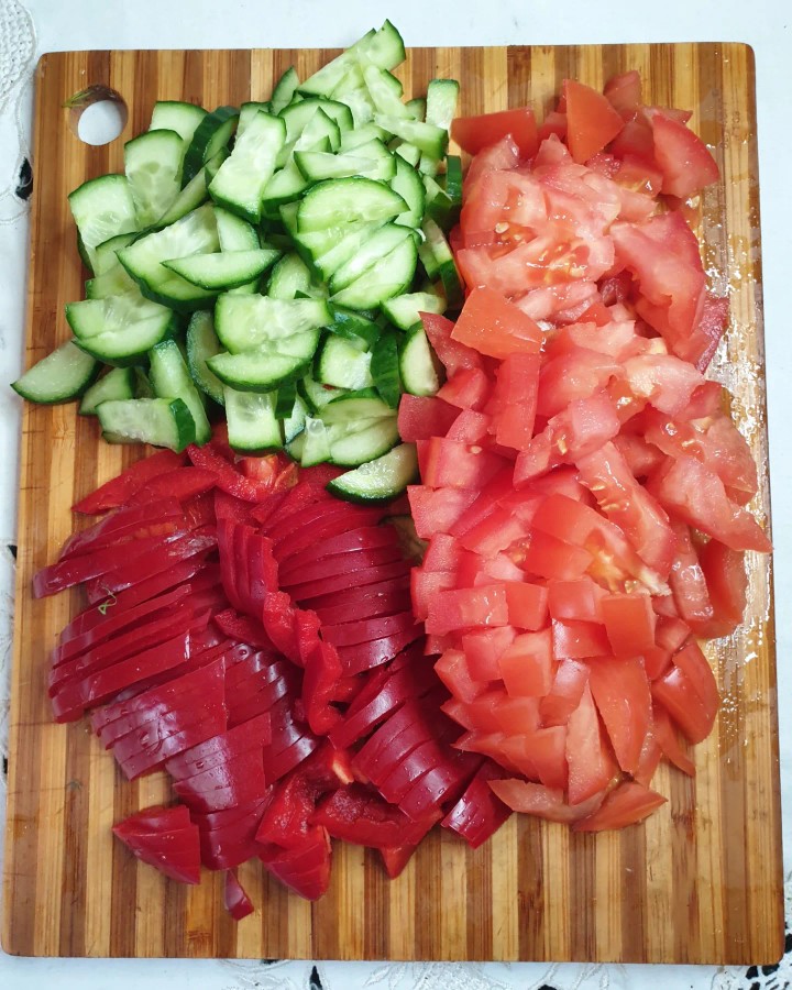 Летний салат с помидорами, огурцами и болгарским перцем
