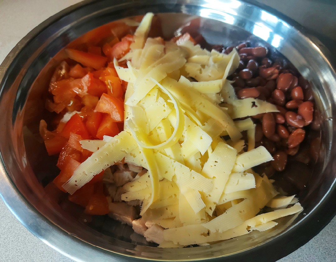 Салат с курицей, фасолью и сухариками