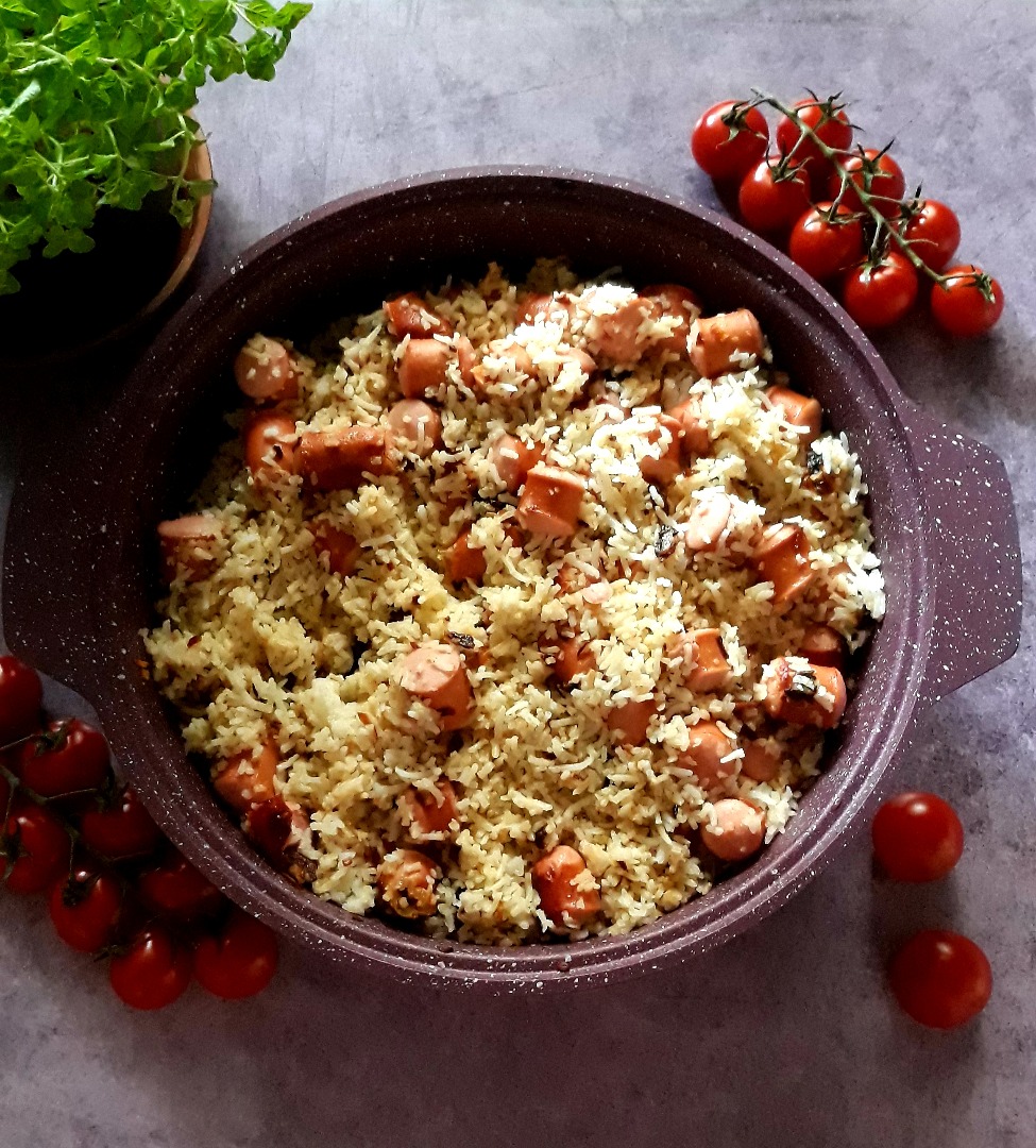 Рис с сосисками и жареным луком 🍽