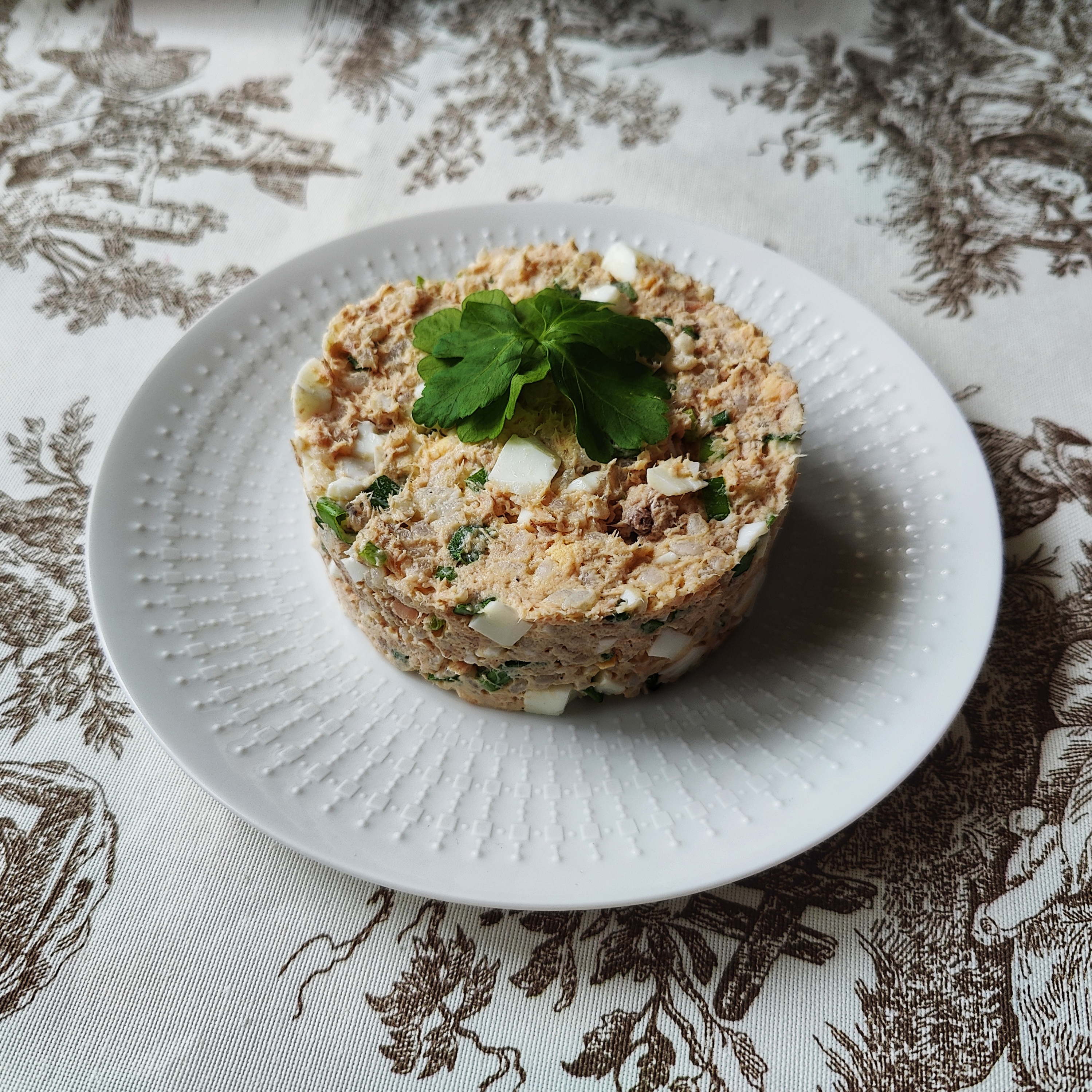 Салат из консервированной горбуши с рисом и яйцом