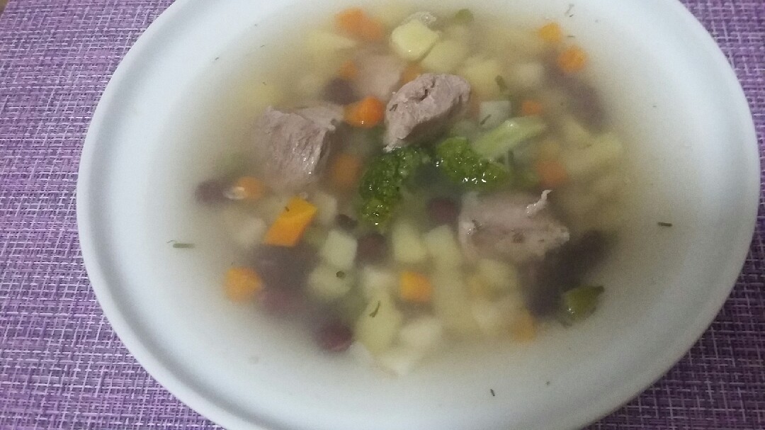 Суп с капустой и фасолью на говяжьем бульоне