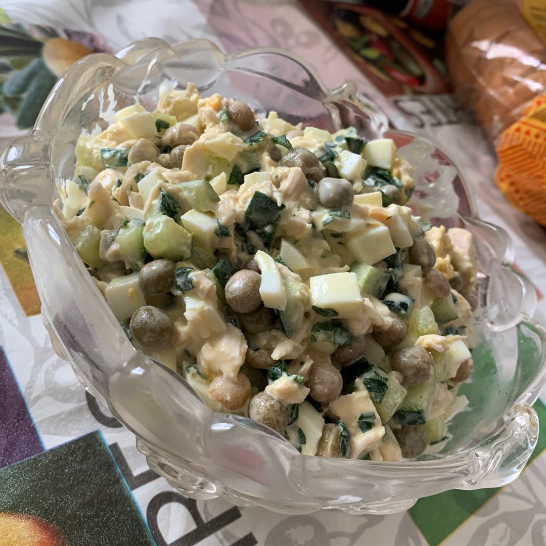 Салат с горошком, морковью, яйцами и чесноком