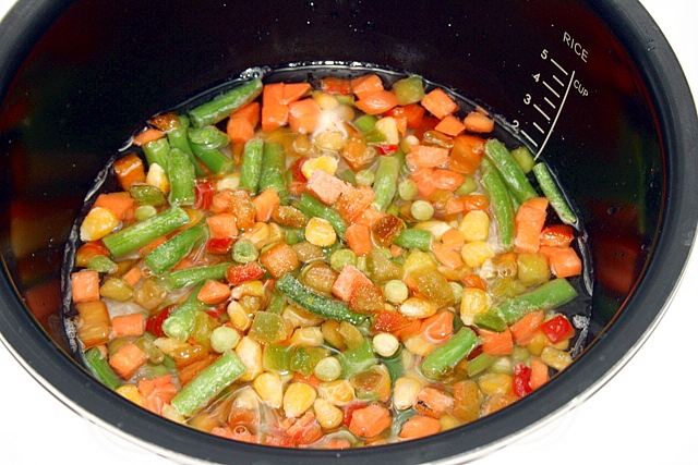 Рис с овощной мексиканской смесью на сковороде — пошаговый рецепт с фото